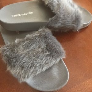 GRAY STEVE MADDEN FLUFFY SLIDES (US SIZE 6)